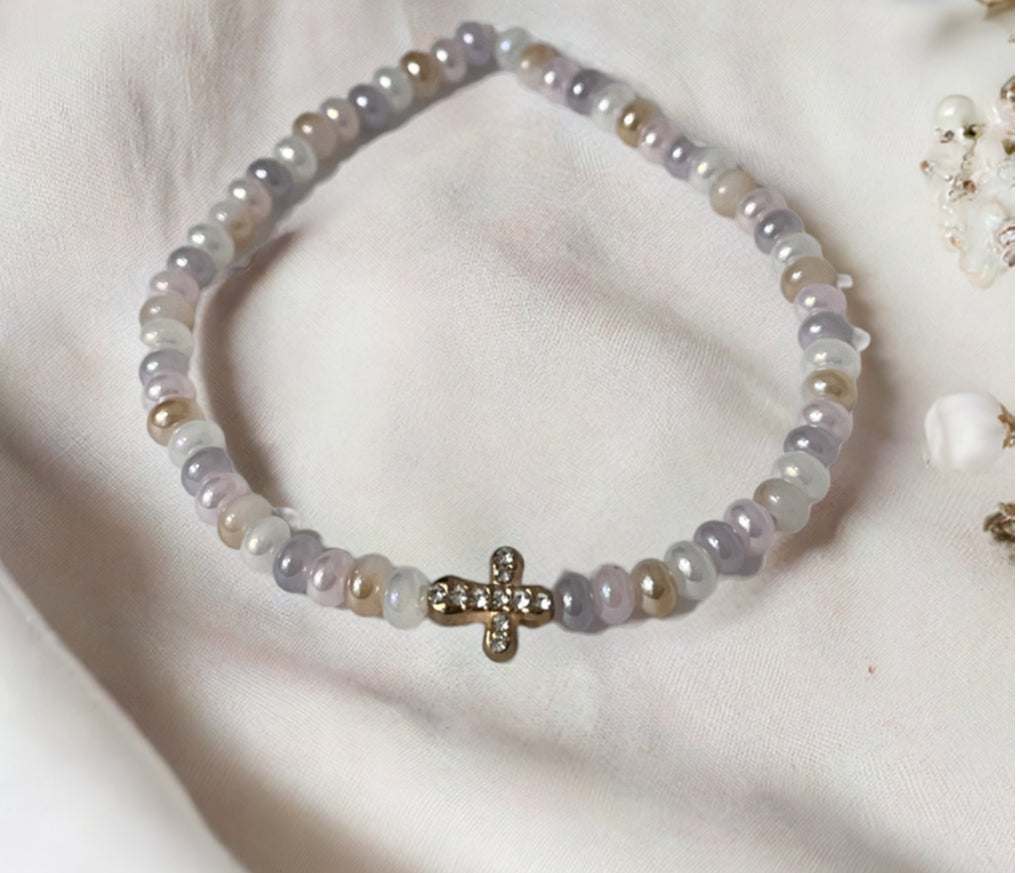 Bead bracelet with freshwater shell and pearl beads in multiple colors