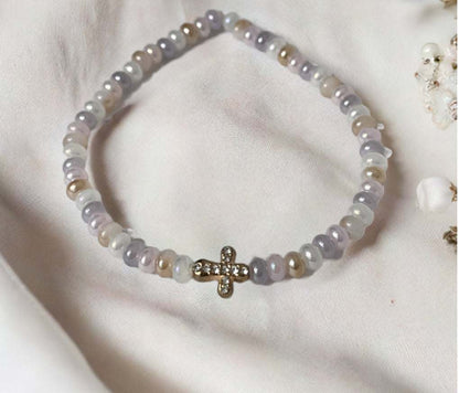 Bead bracelet with freshwater shell and pearl beads in multiple colors