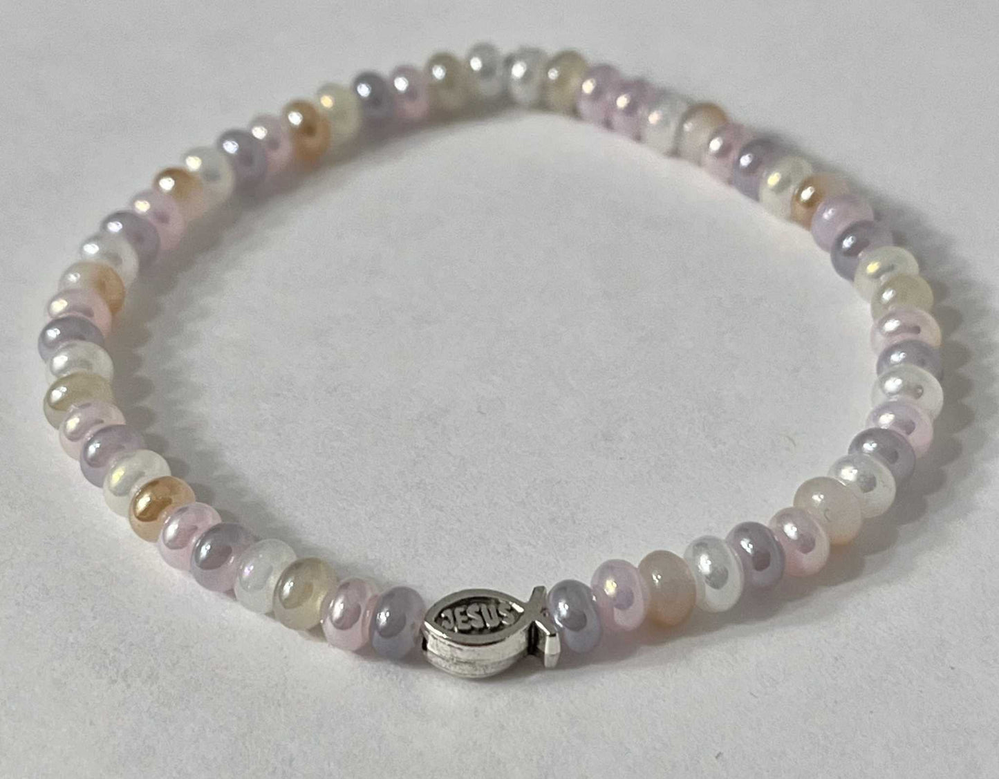 Bead bracelet with freshwater shell and pearl beads in multiple colors