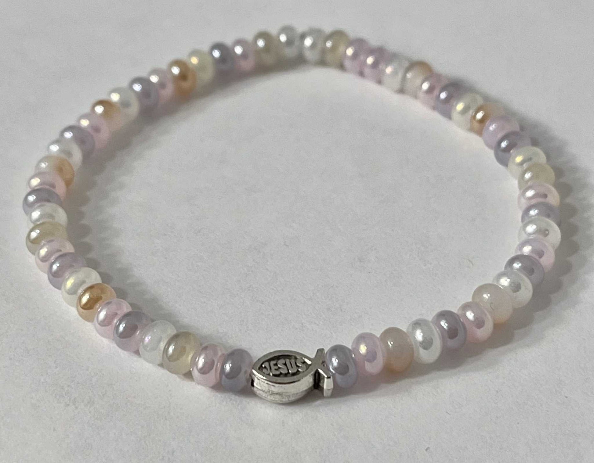 Bead bracelet with freshwater shell and pearl beads in multiple colors