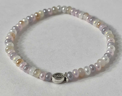 Bead bracelet with freshwater shell and pearl beads in multiple colors