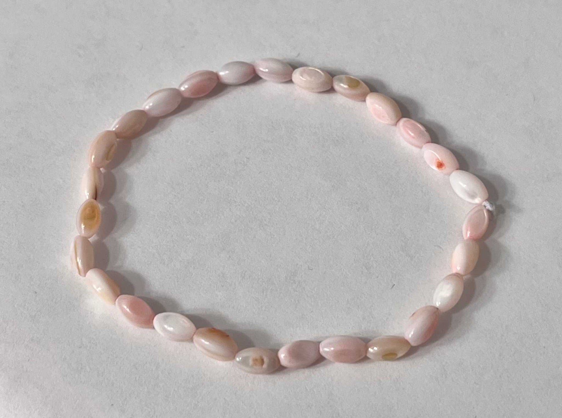 Bead bracelet with freshwater shell and pearl beads in multiple colors
