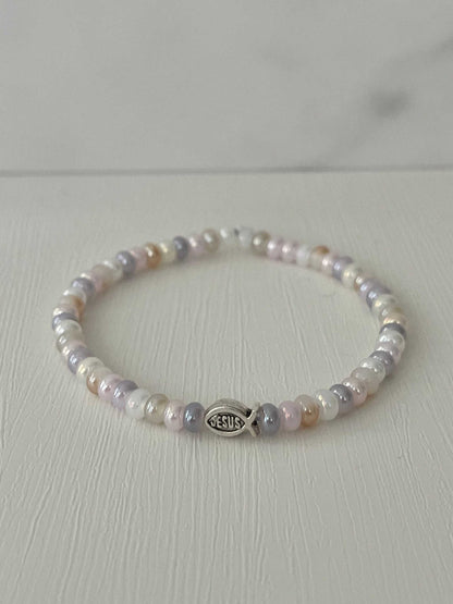 Bead bracelet with freshwater shell and pearl beads in multiple colors