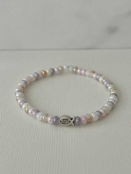 Bead bracelet with freshwater shell and pearl beads in multiple colors