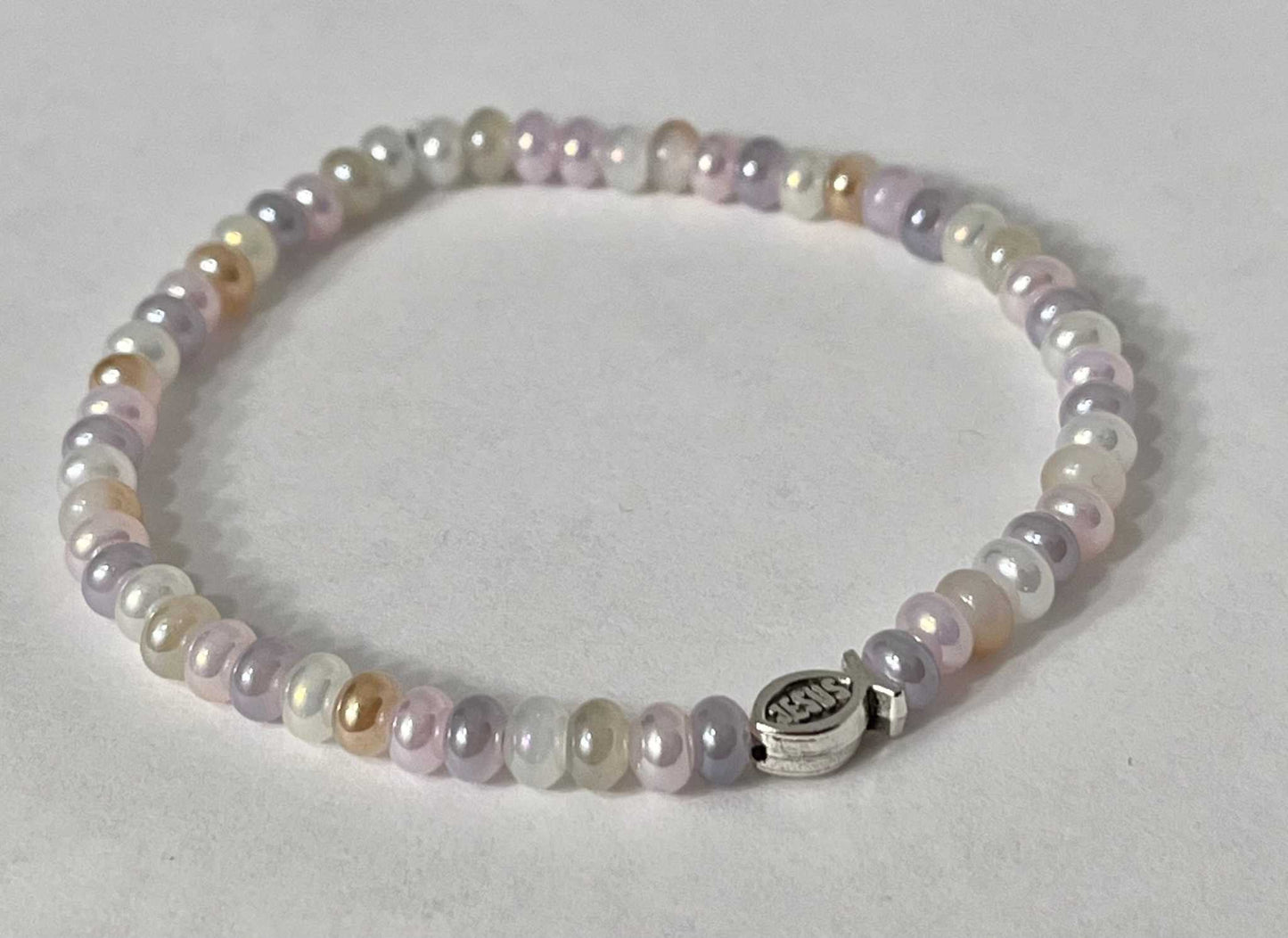 Bead bracelet with freshwater shell and pearl beads in multiple colors