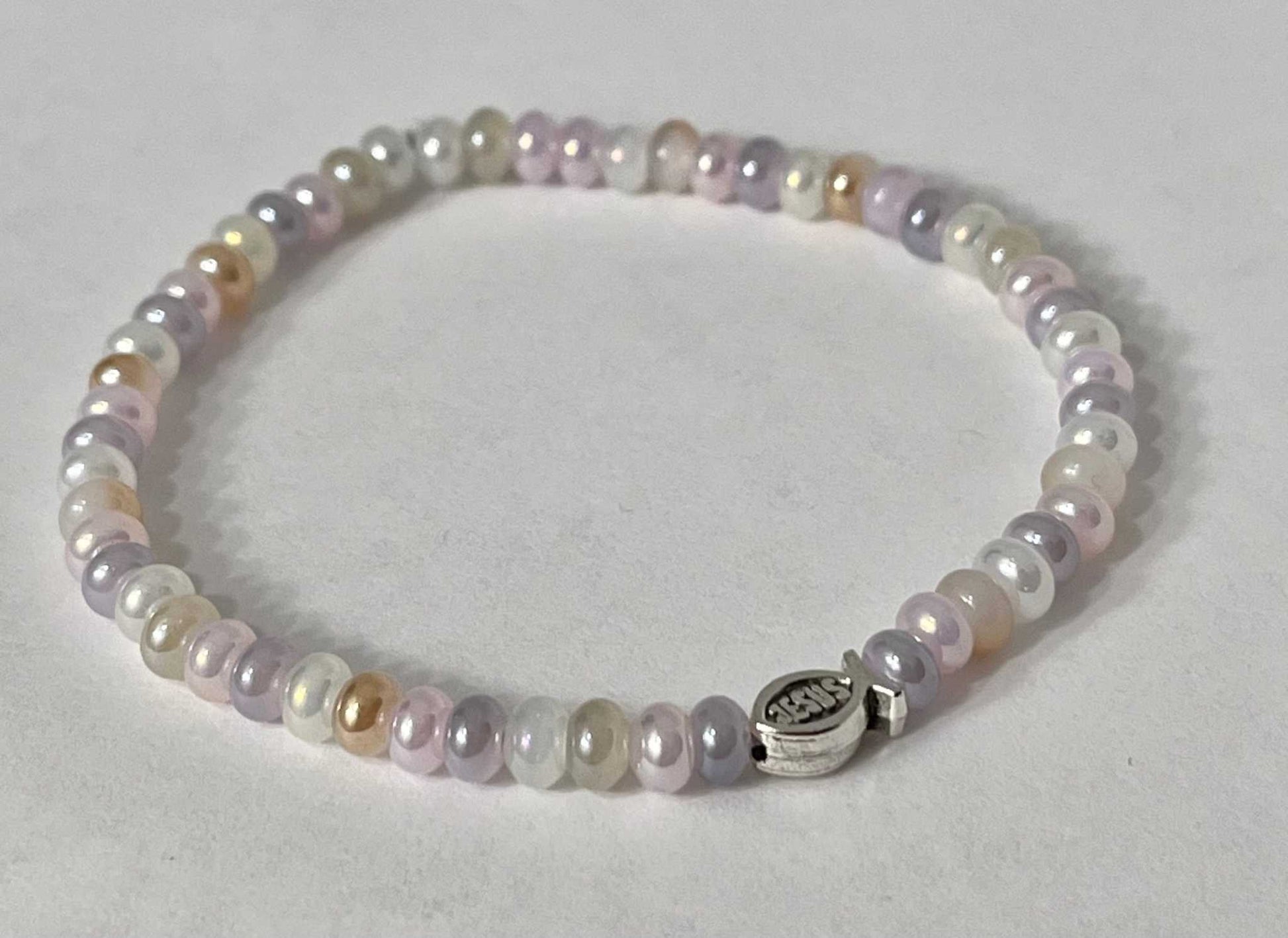 Bead bracelet with freshwater shell and pearl beads in multiple colors