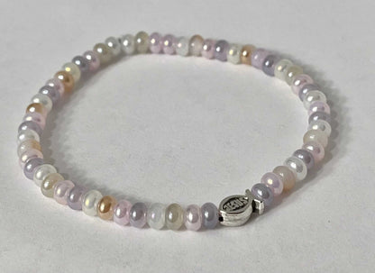Bead bracelet with freshwater shell and pearl beads in multiple colors