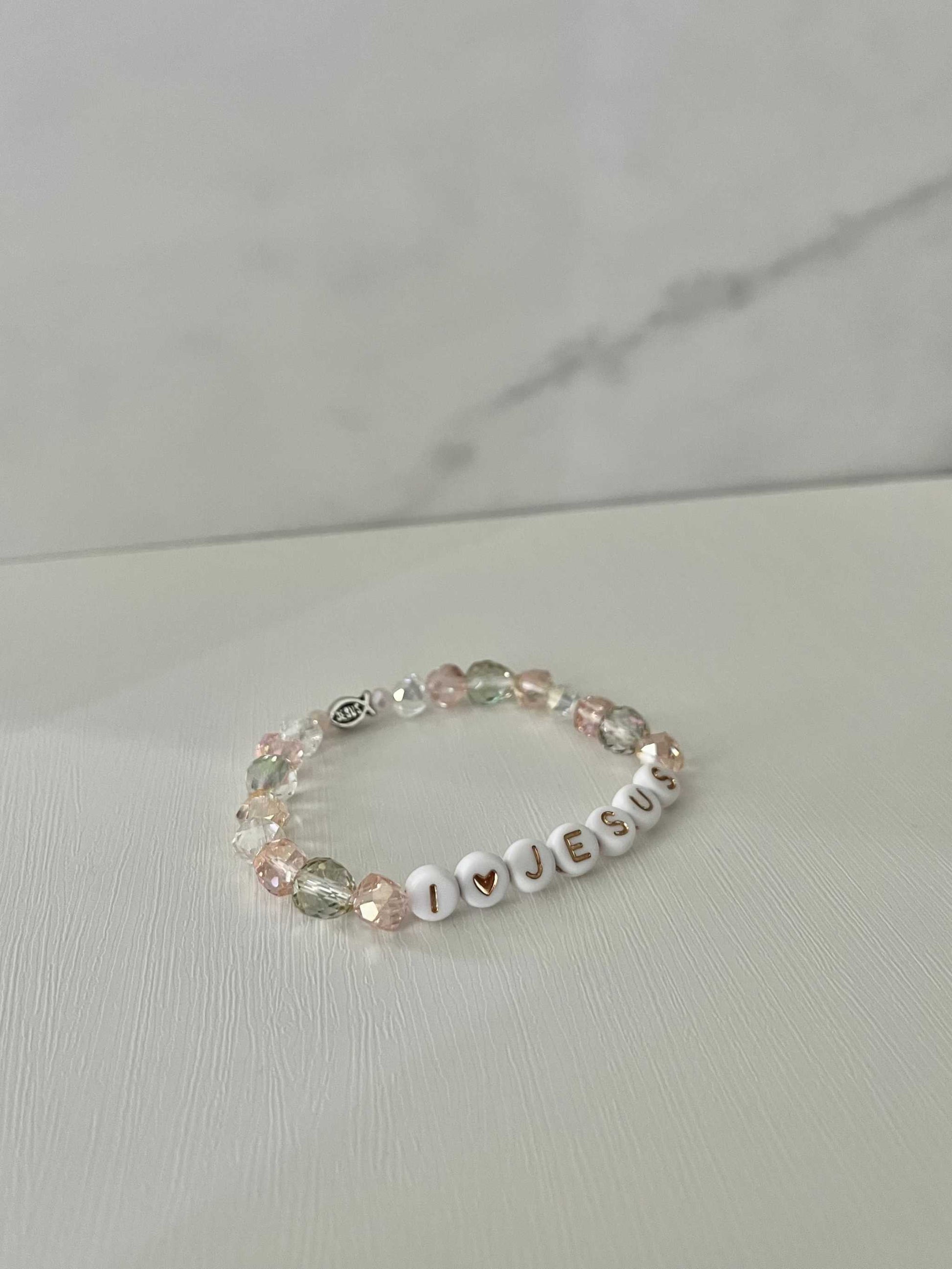 I love Jesus crystal jeweled beaded braceleI Love Jesus Crystal Bracelet featuring vibrant crystal beads, ideal for expressing faith and style.t