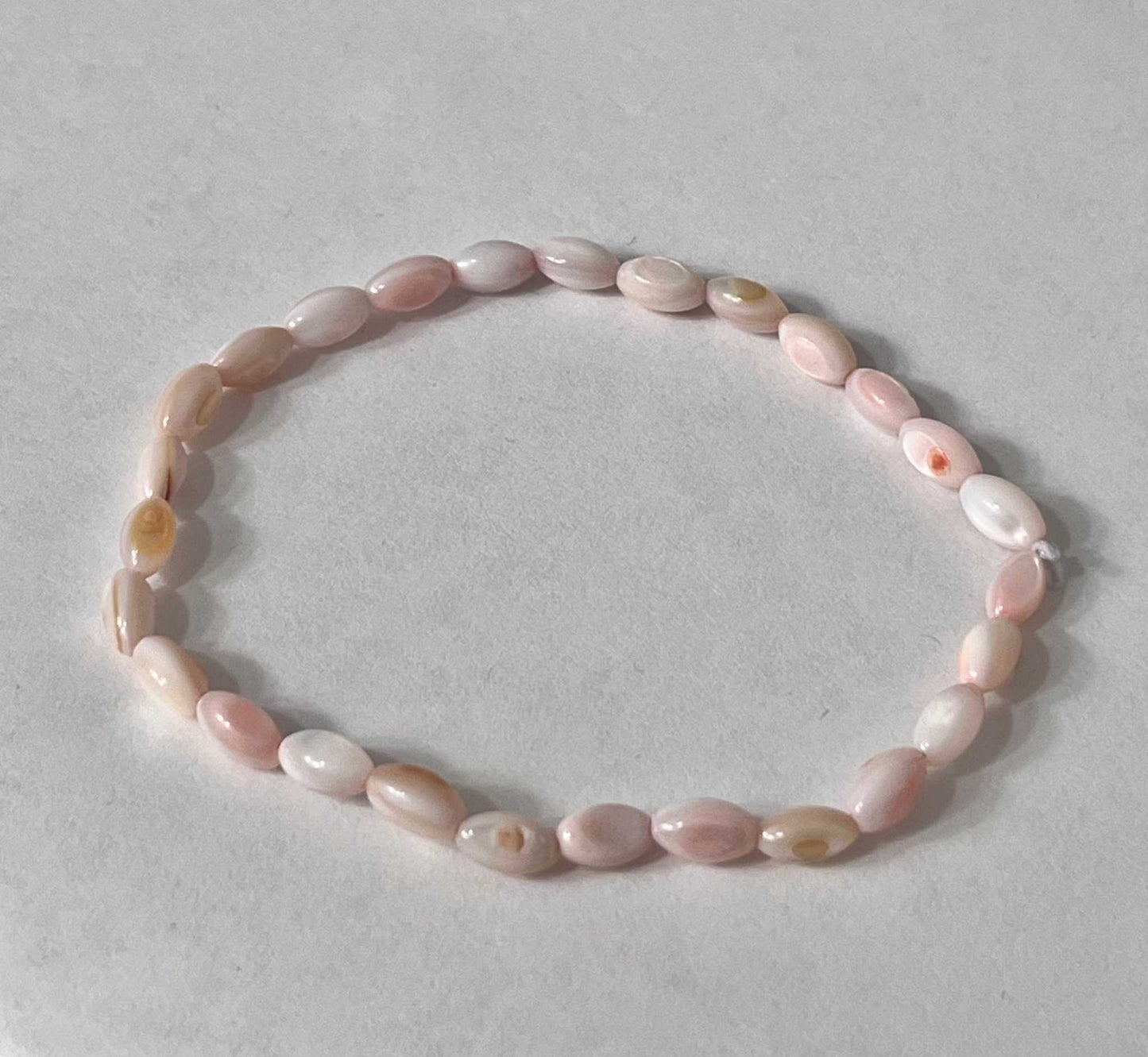Bead bracelet with freshwater shell and pearl beads in multiple colors