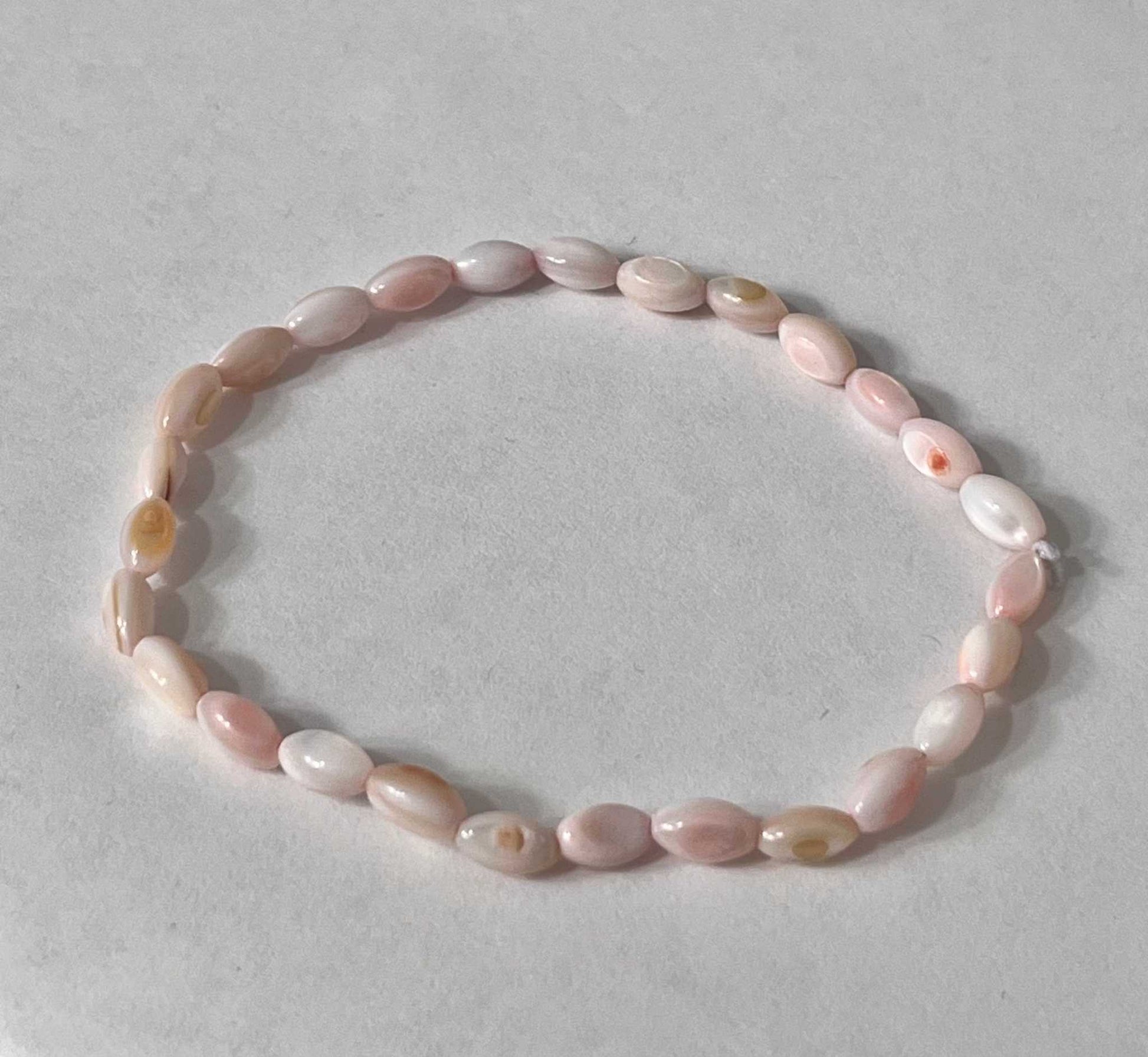 Bead bracelet with freshwater shell and pearl beads in multiple colors