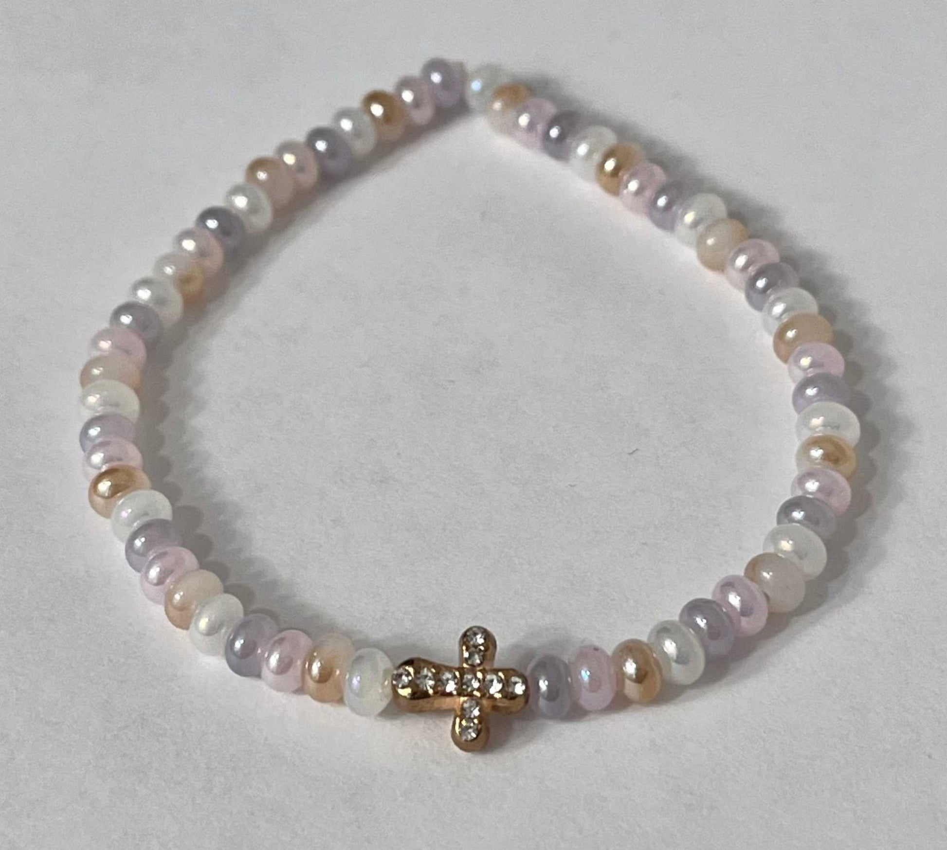 Bead bracelet with freshwater shell and pearl beads in multiple colors