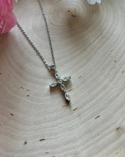 Faith-inspired silver necklace with crystal cross pendant – 18-inch Christian jewelry gift for women
