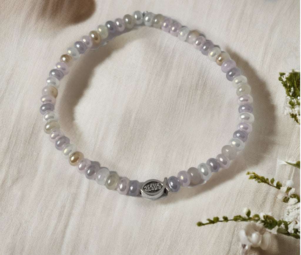Bead bracelet with freshwater shell and pearl beads in multiple colors