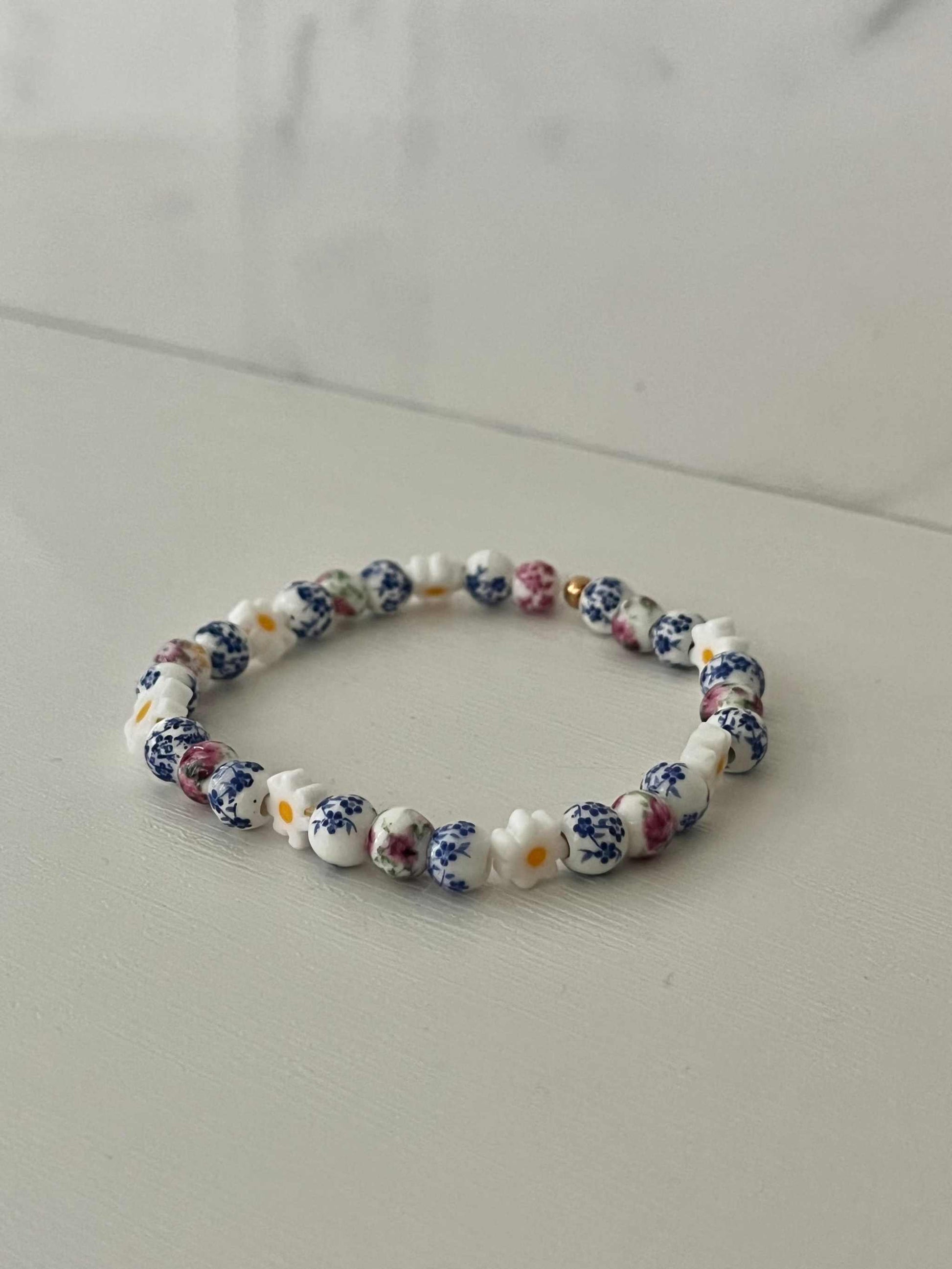 Daisy Ceramic Bead Bracelet – Handmade Floral Jewelry

