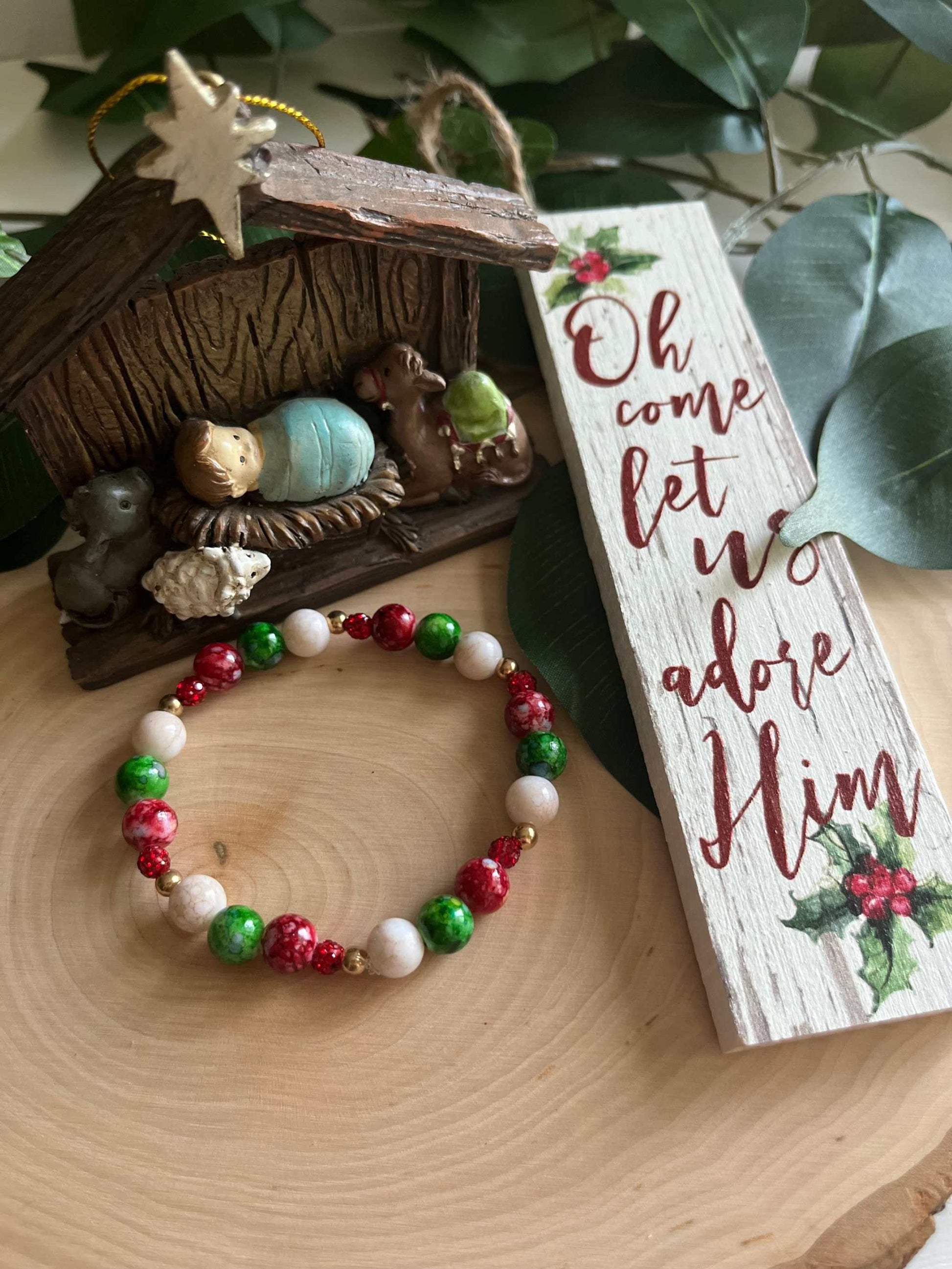 Christmas jeweled bead bracelet – festive holiday jewelry.
