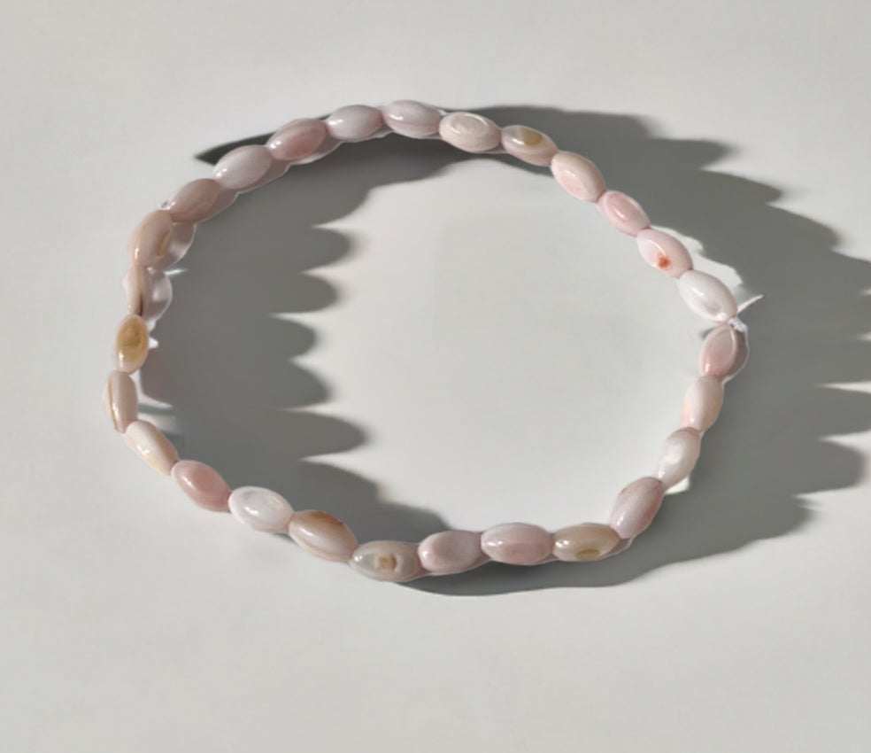 Bead bracelet with freshwater shell and pearl beads in multiple colors