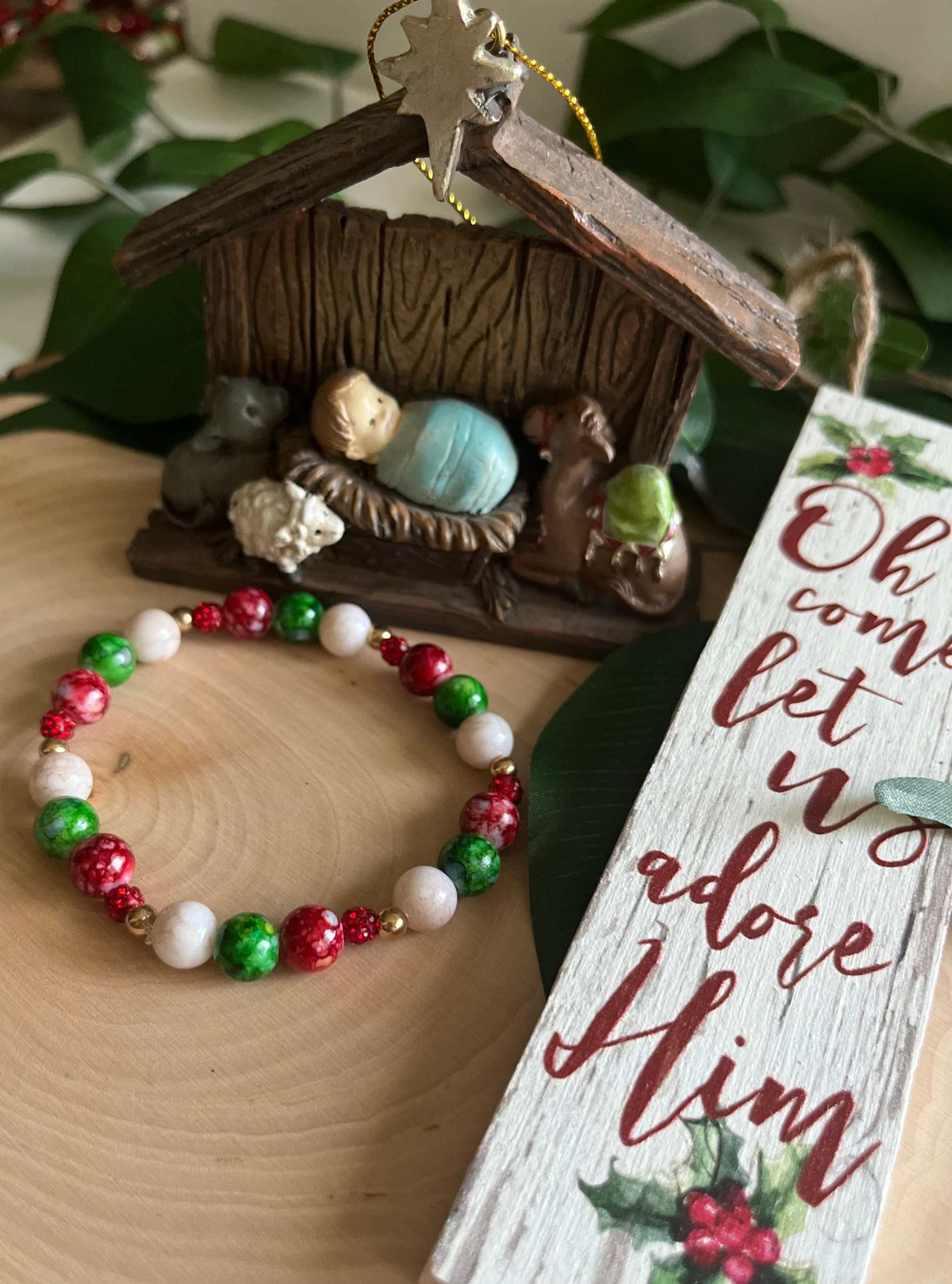 Christmas jeweled bead bracelet – festive holiday jewelry.
