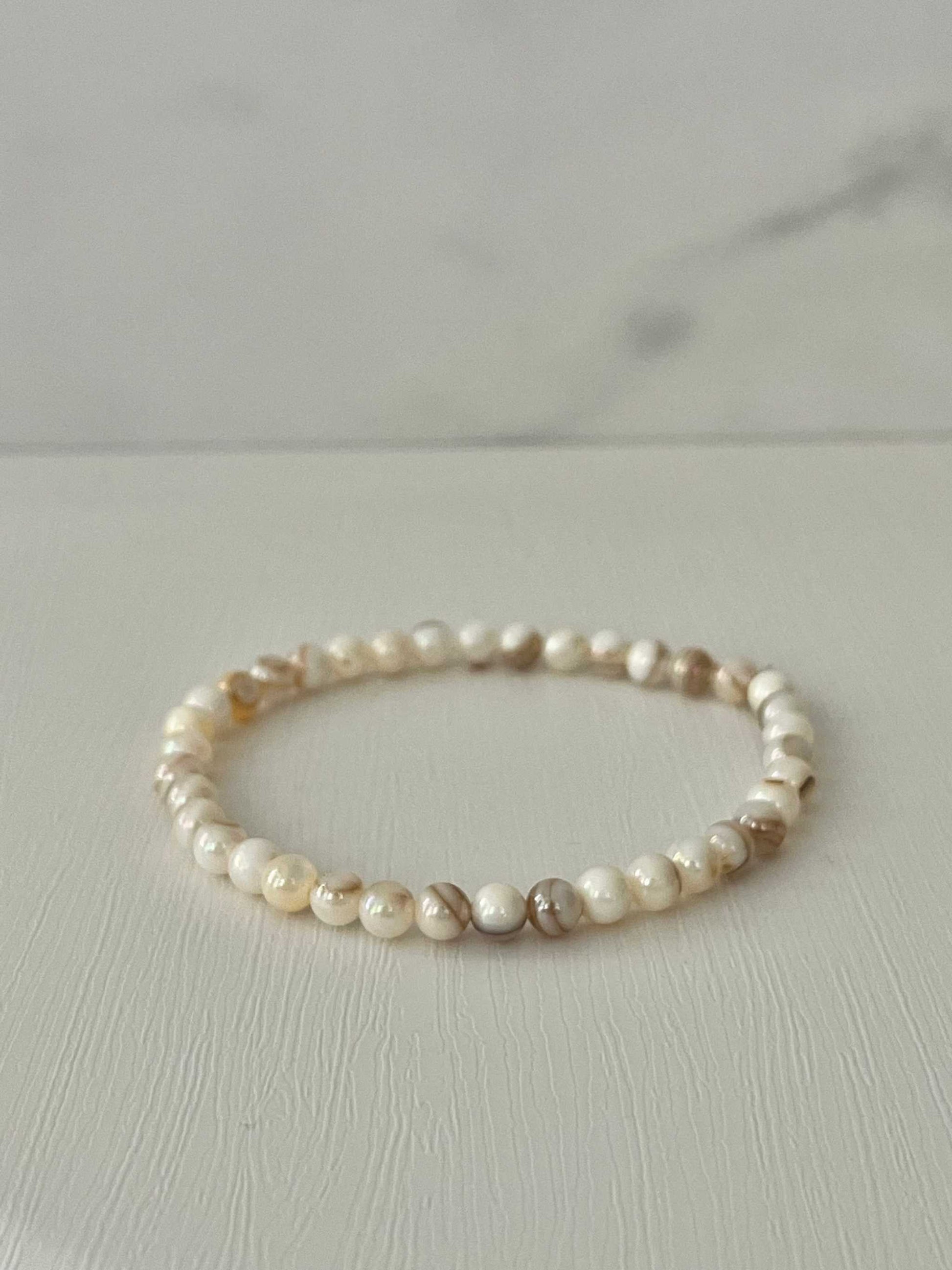 Bead bracelet with freshwater shell and pearl beads in multiple colors