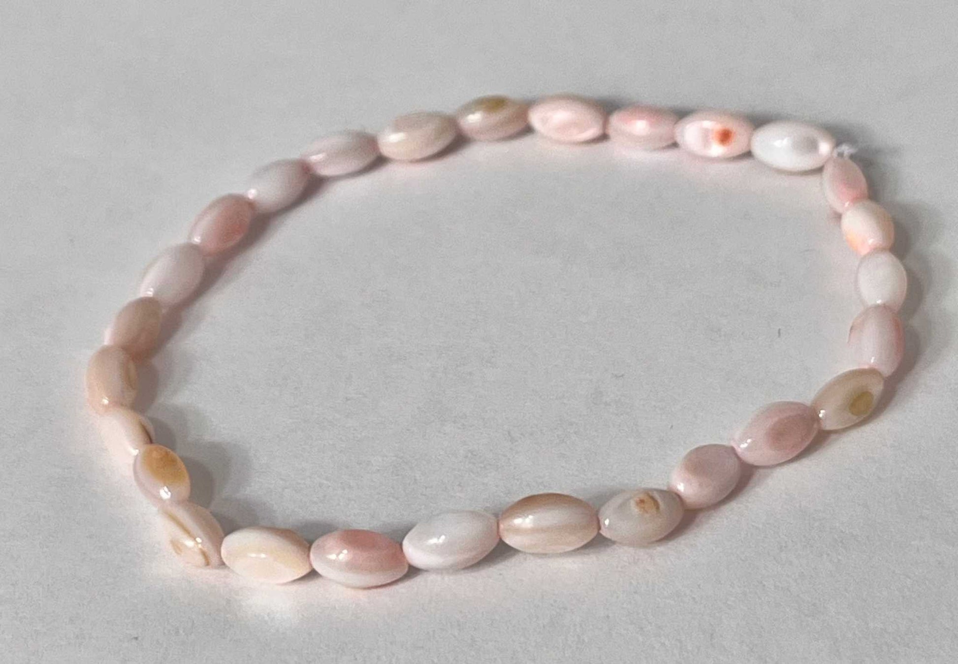 Bead bracelet with freshwater shell and pearl beads in multiple colors