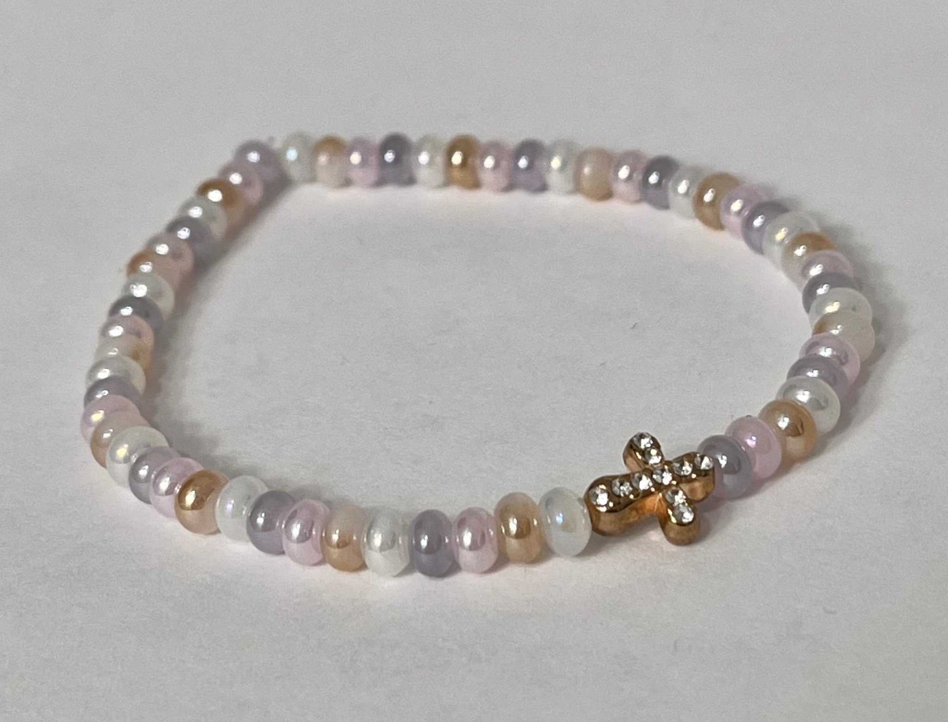 Bead bracelet with freshwater shell and pearl beads in multiple colors