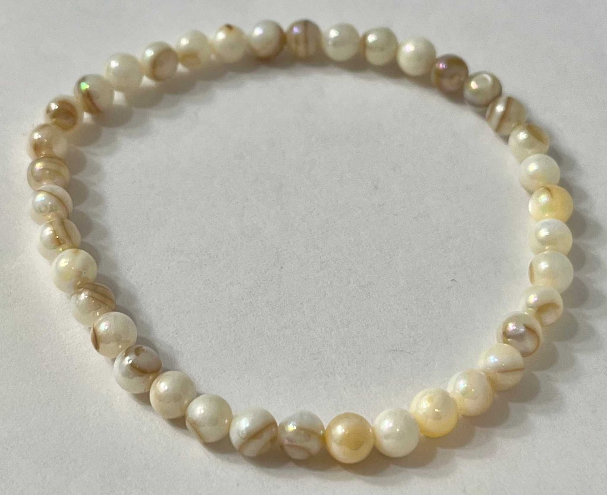 Bead bracelet with freshwater shell and pearl beads in multiple colors