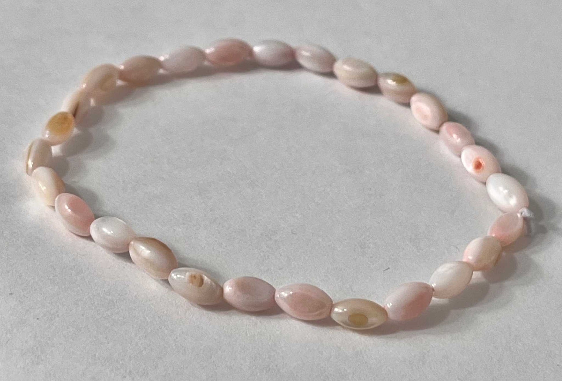 Bead bracelet with freshwater shell and pearl beads in multiple colors