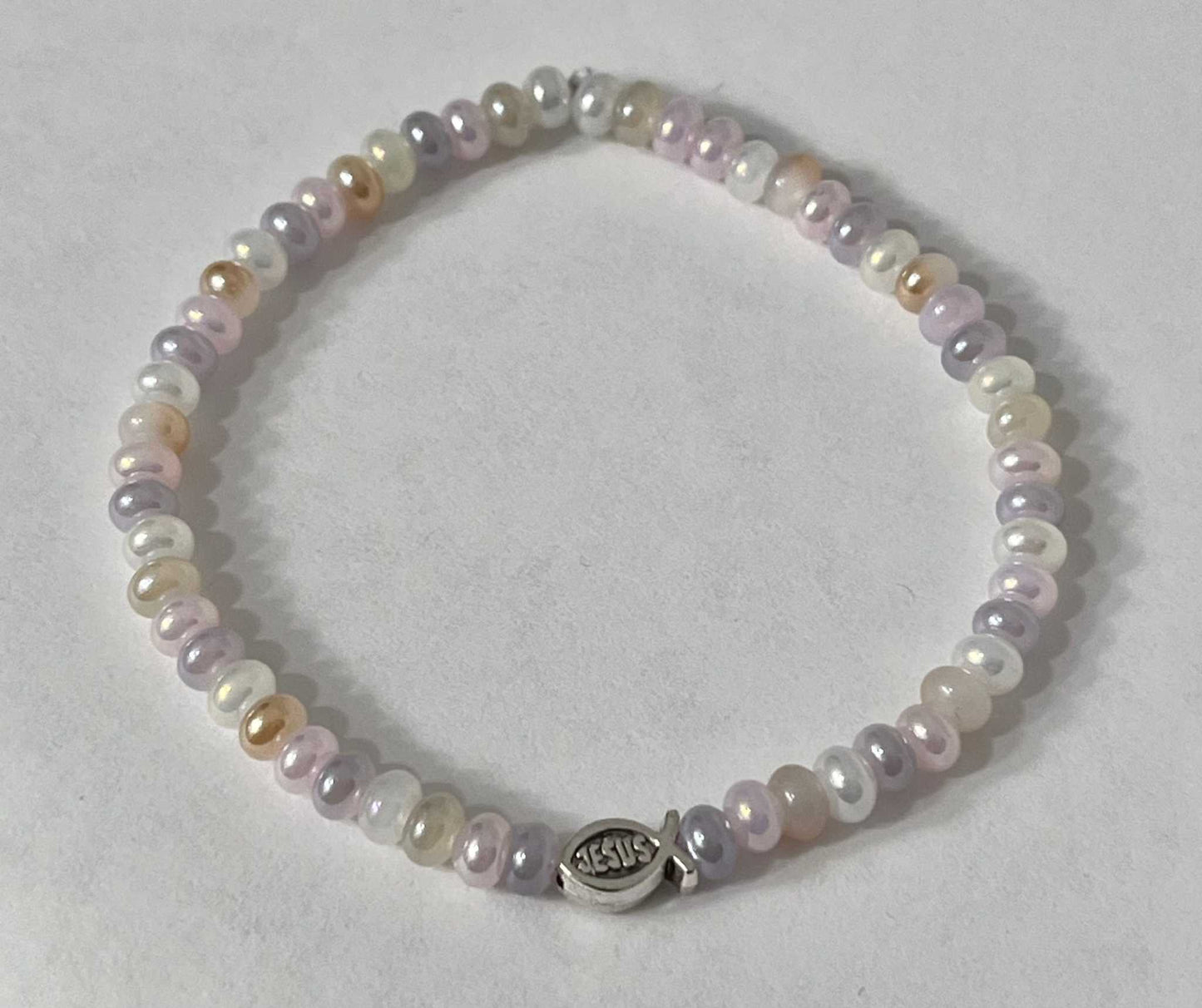 Bead bracelet with freshwater shell and pearl beads in multiple colors