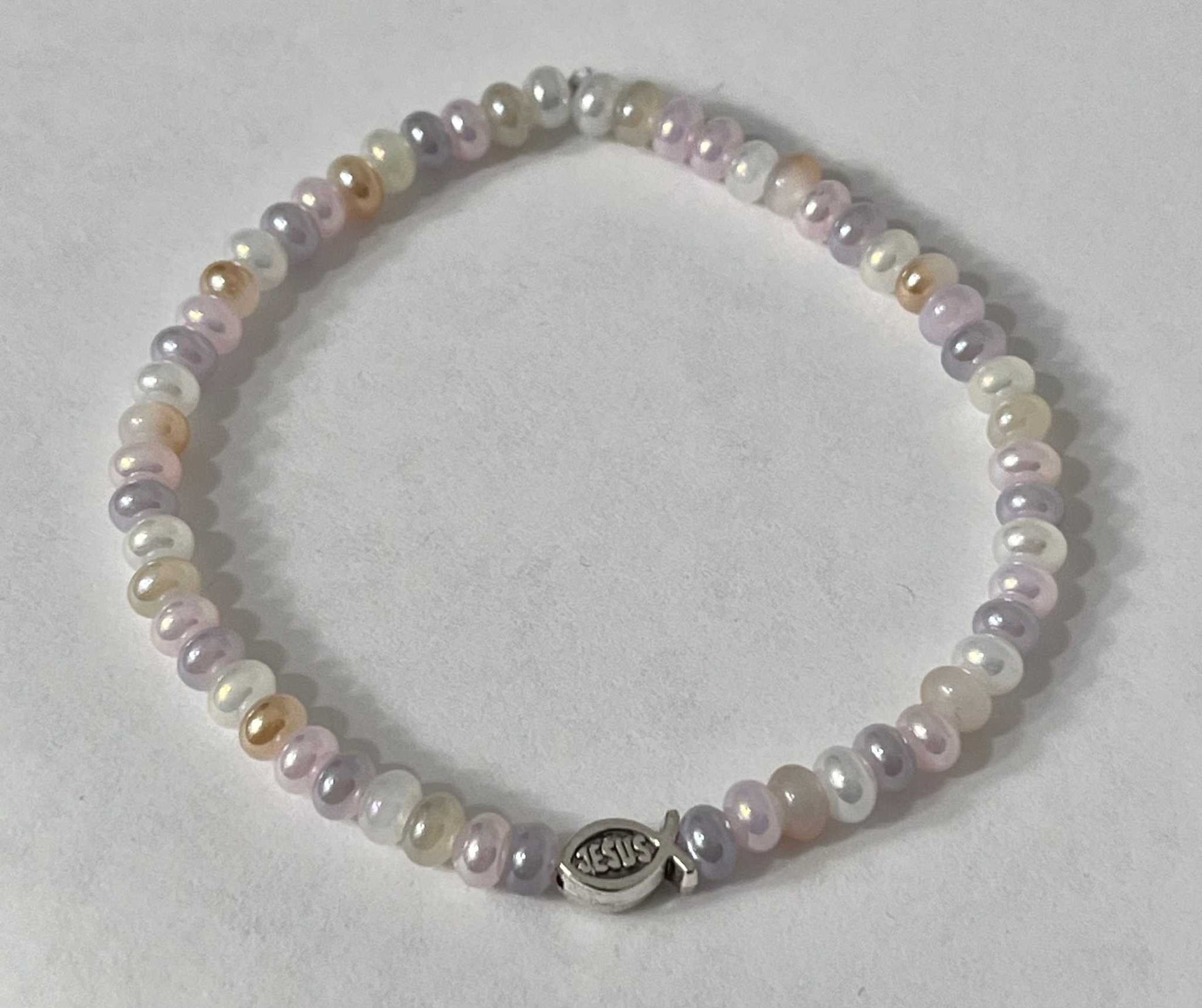 Bead bracelet with freshwater shell and pearl beads in multiple colors