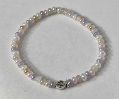 Bead bracelet with freshwater shell and pearl beads in multiple colors