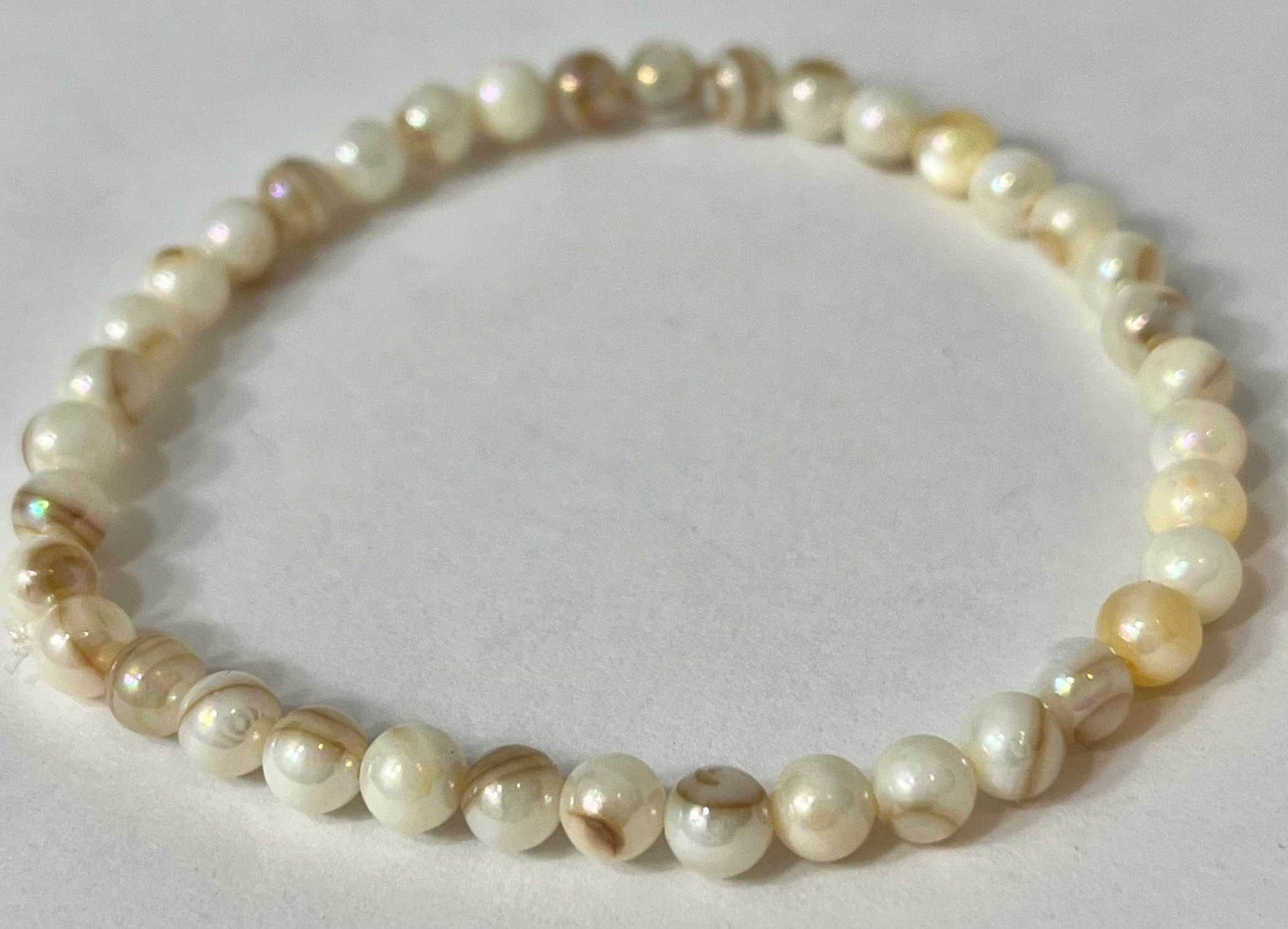 Bead bracelet with freshwater shell and pearl beads in multiple colors