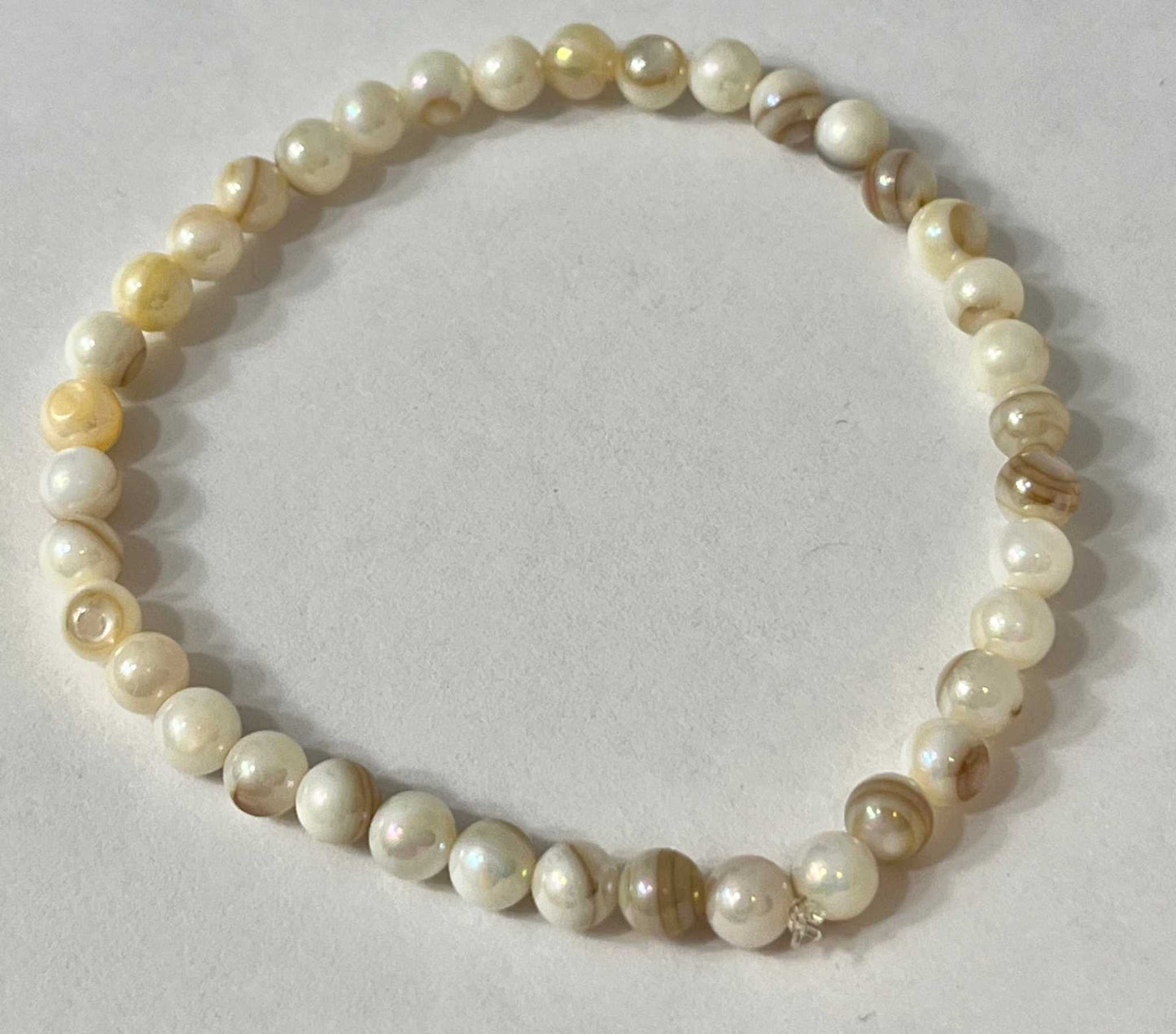 Bead bracelet with freshwater shell and pearl beads in multiple colors