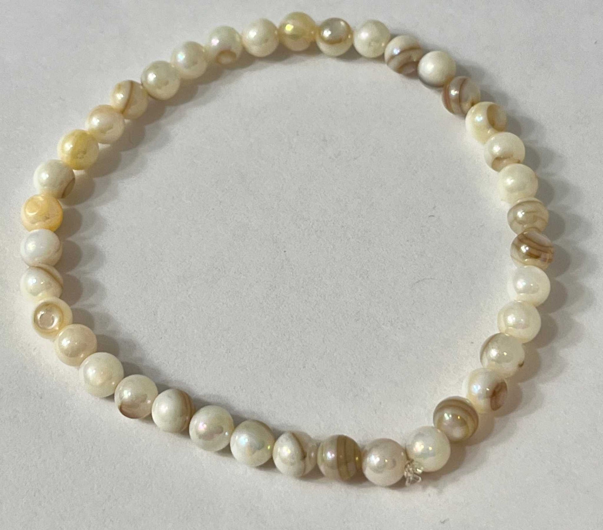 Bead bracelet with freshwater shell and pearl beads in multiple colors