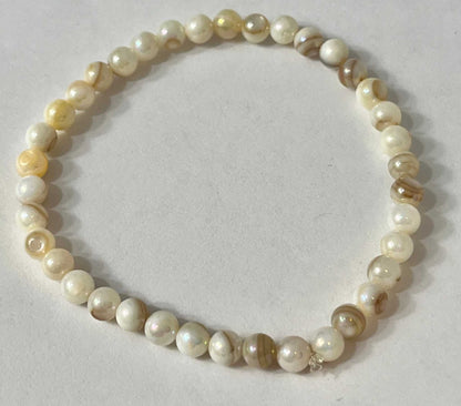 Bead bracelet with freshwater shell and pearl beads in multiple colors