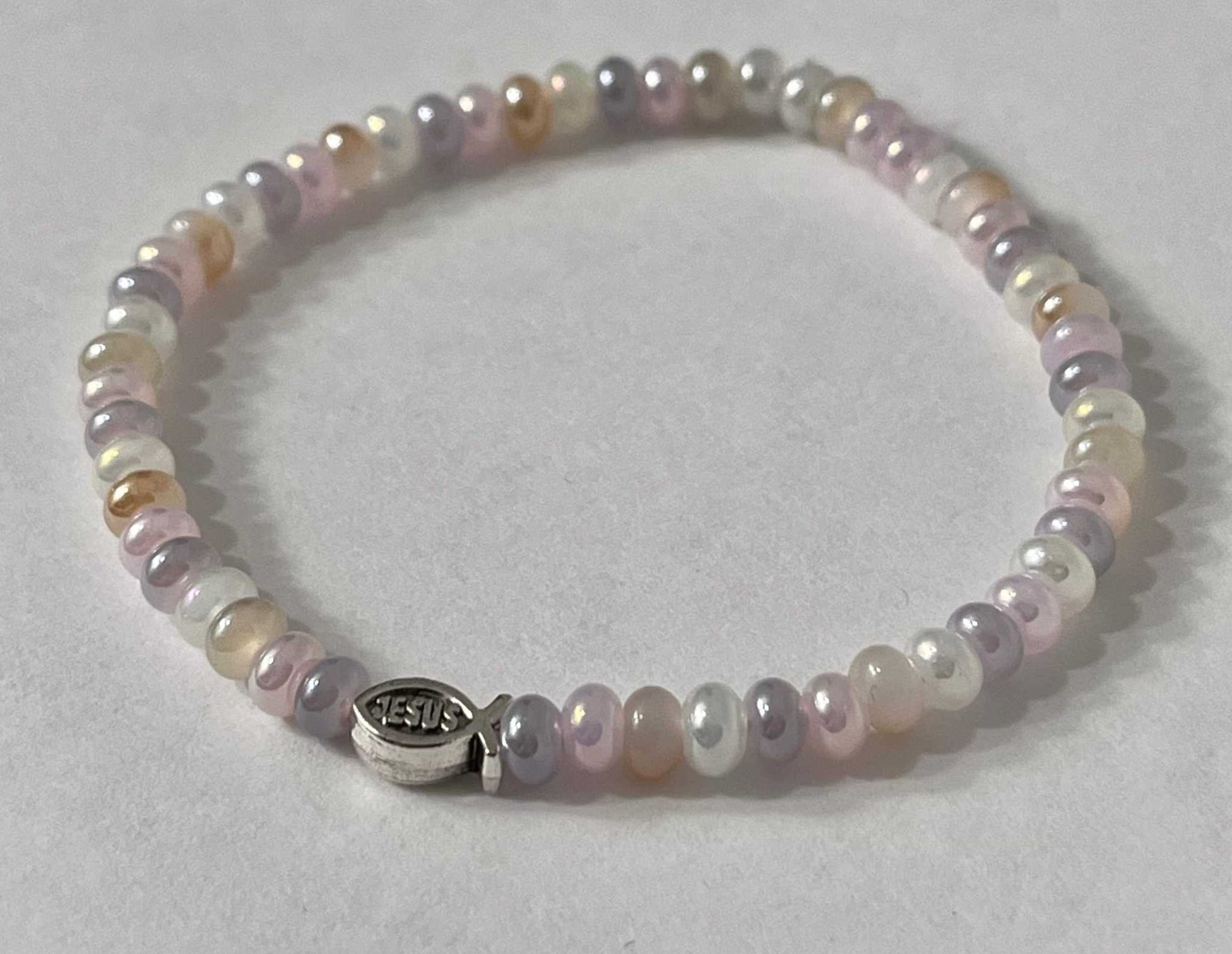 Bead bracelet with freshwater shell and pearl beads in multiple colors