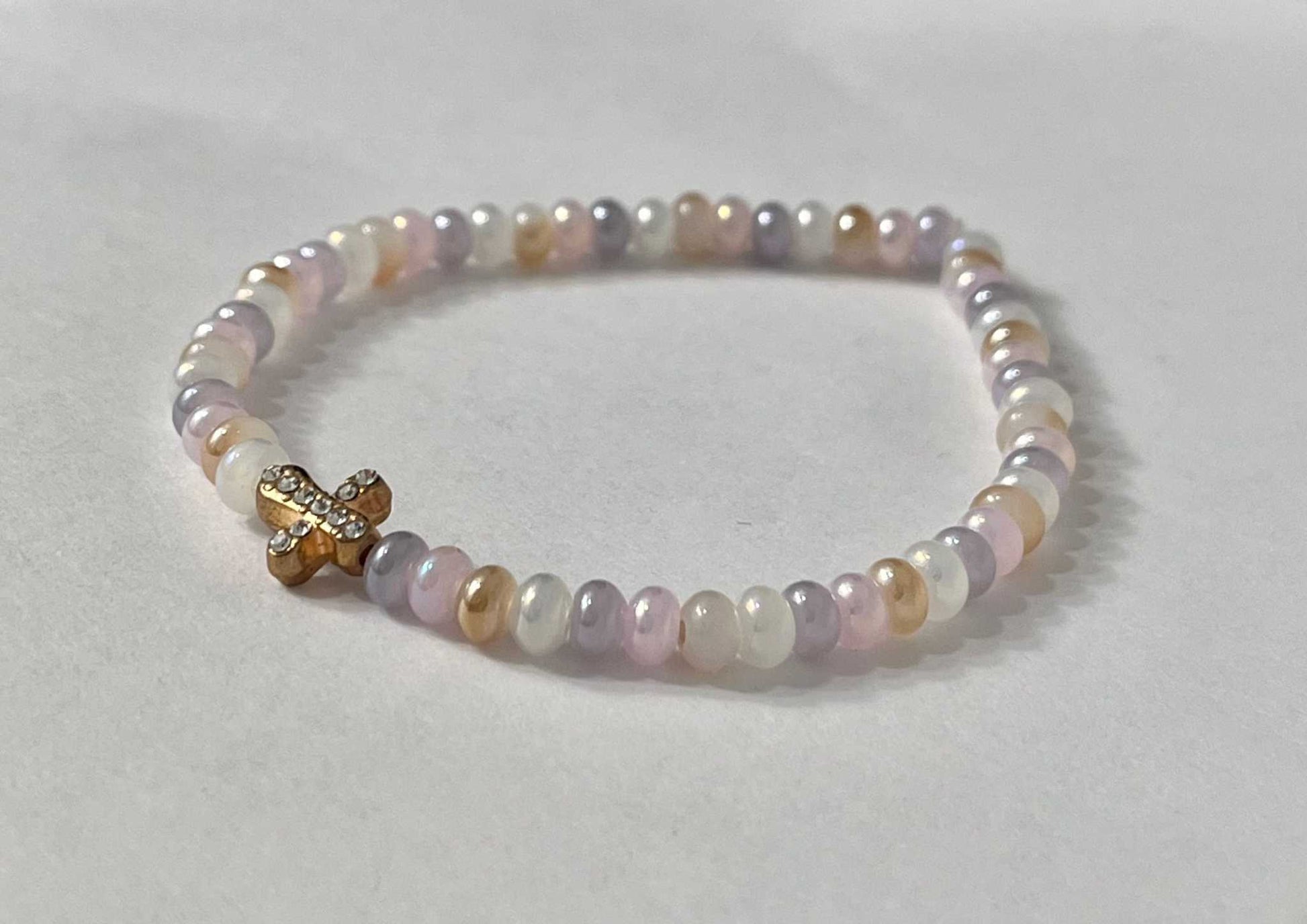Bead bracelet with freshwater shell and pearl beads in multiple colors