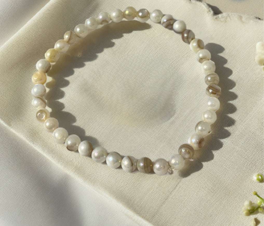 Bead bracelet with freshwater shell and pearl beads in multiple colors
