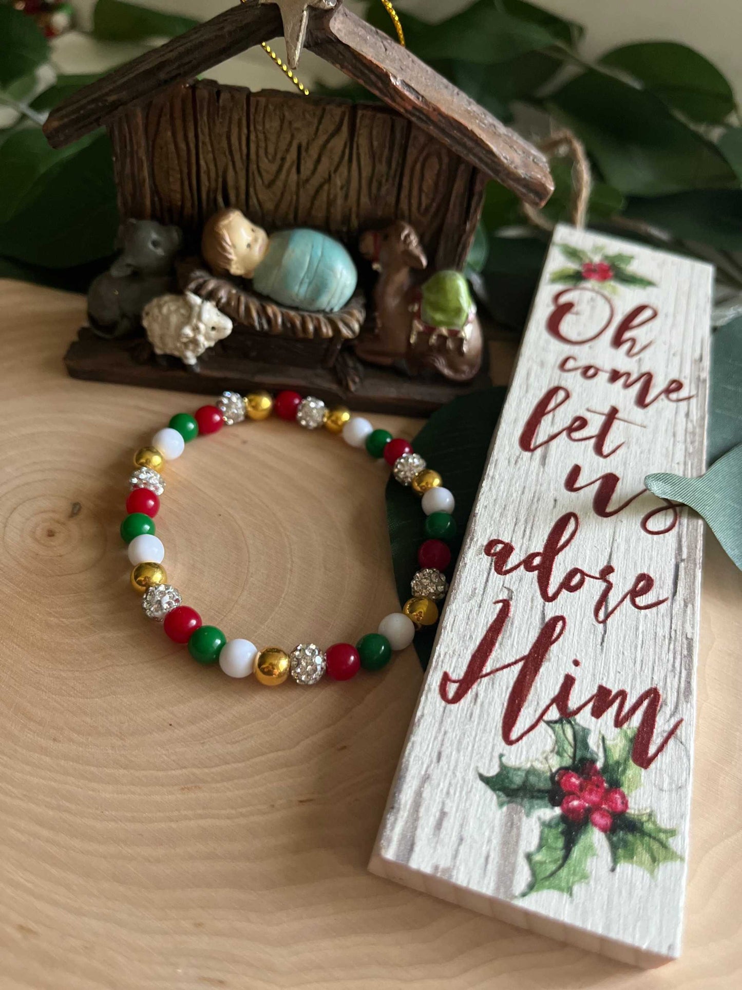Christmas jeweled bead bracelet – festive holiday jewelry.
