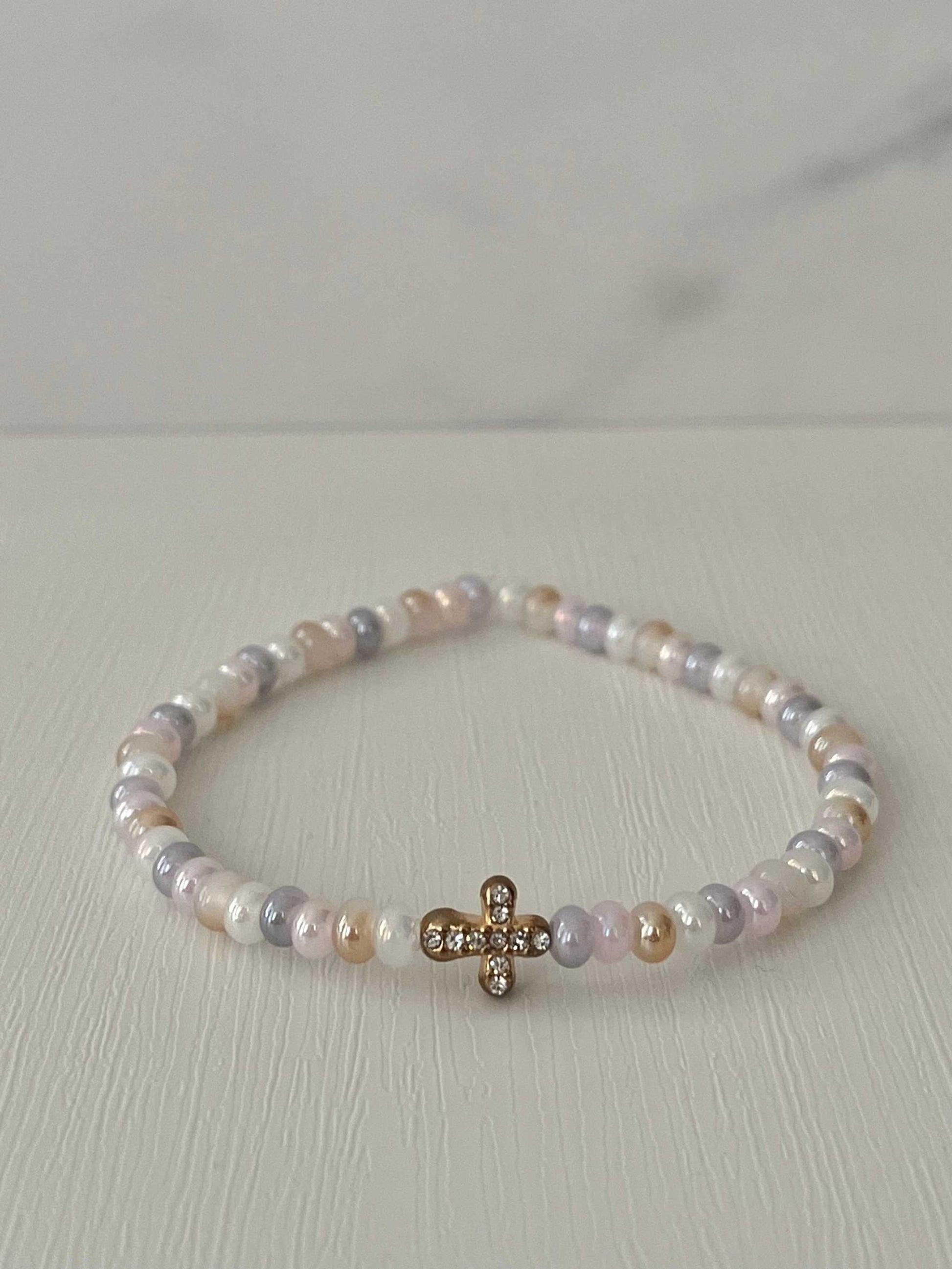 Bead bracelet with freshwater shell and pearl beads in multiple colors