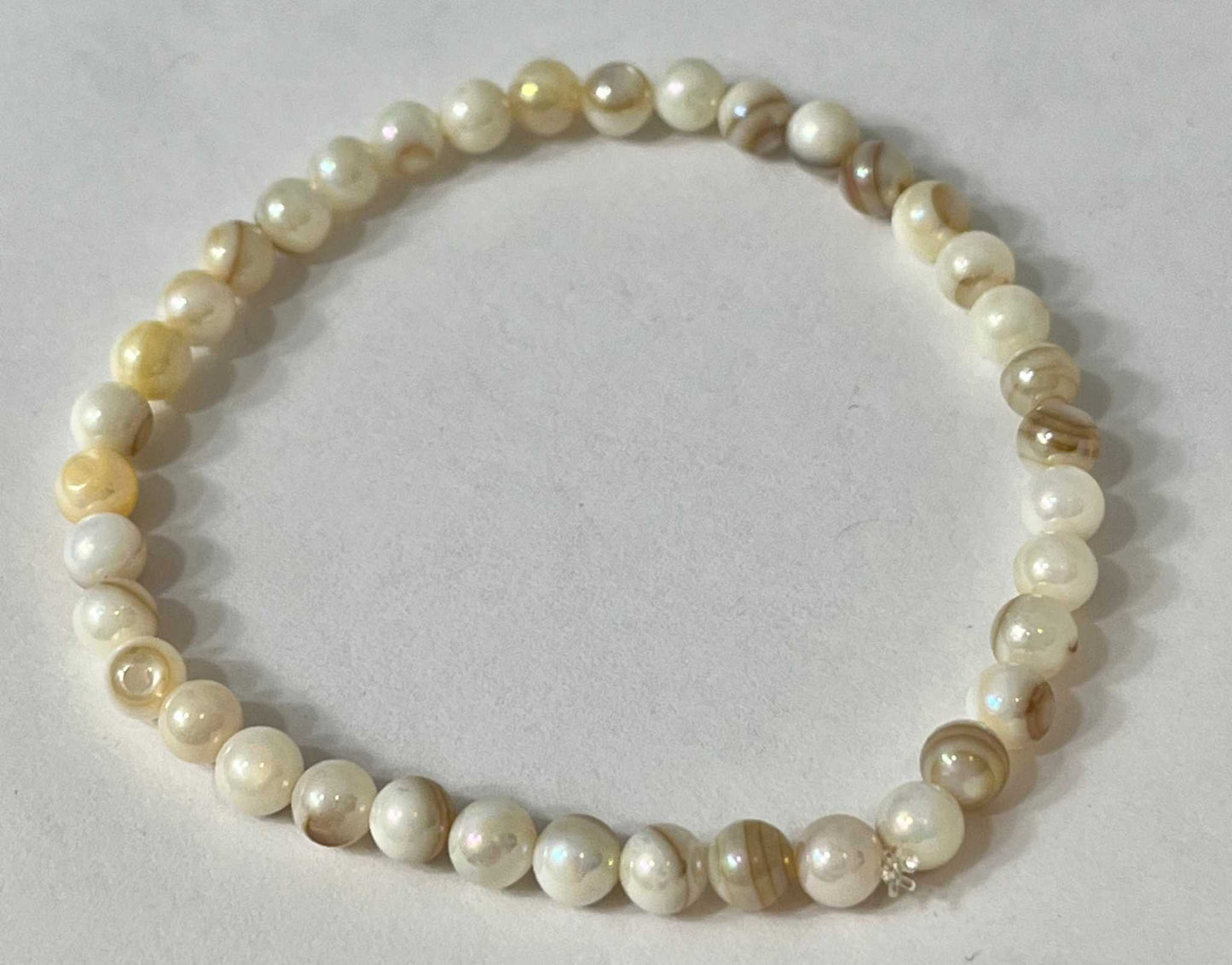Bead bracelet with freshwater shell and pearl beads in multiple colors