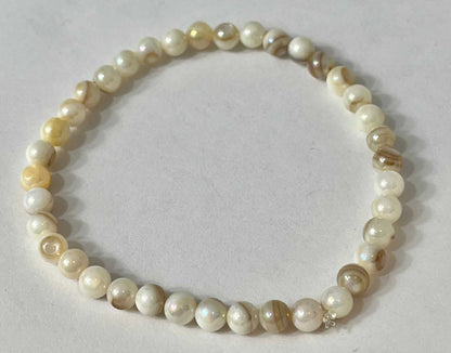 Bead bracelet with freshwater shell and pearl beads in multiple colors