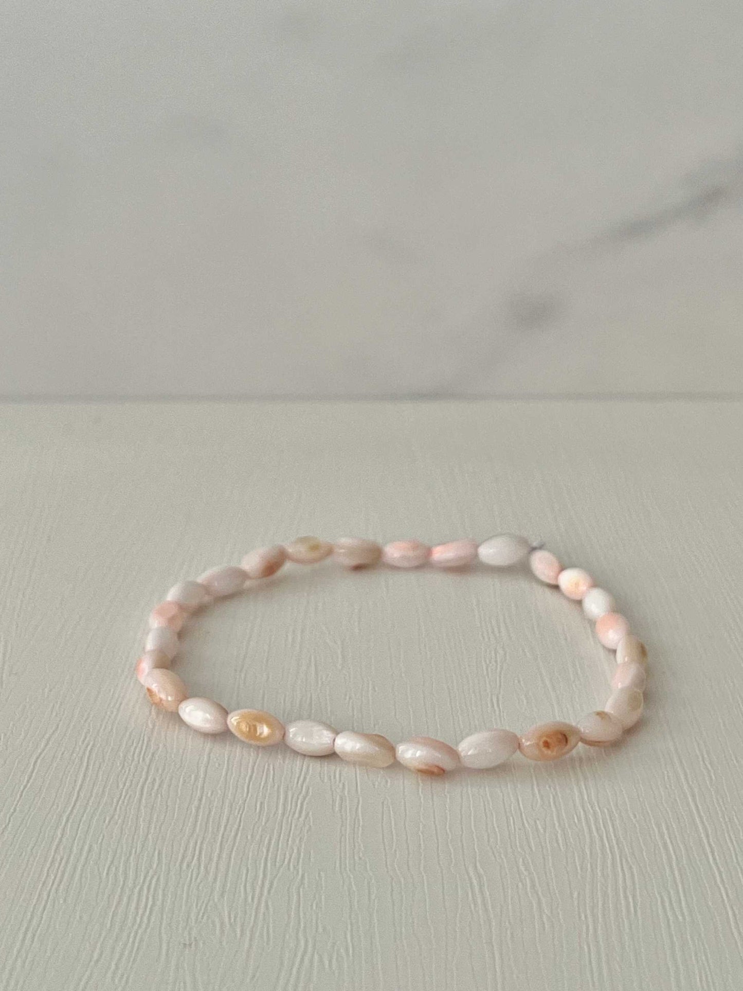 Bead bracelet with freshwater shell and pearl beads in multiple colors