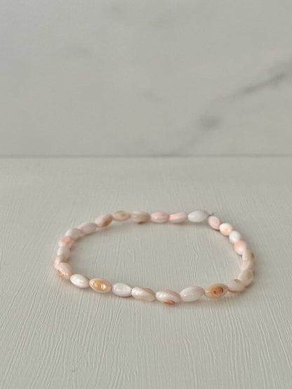 Bead bracelet with freshwater shell and pearl beads in multiple colors