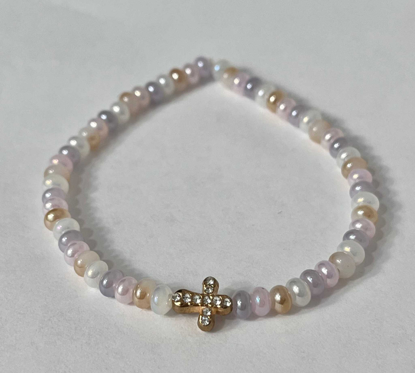 Bead bracelet with freshwater shell and pearl beads in multiple colors