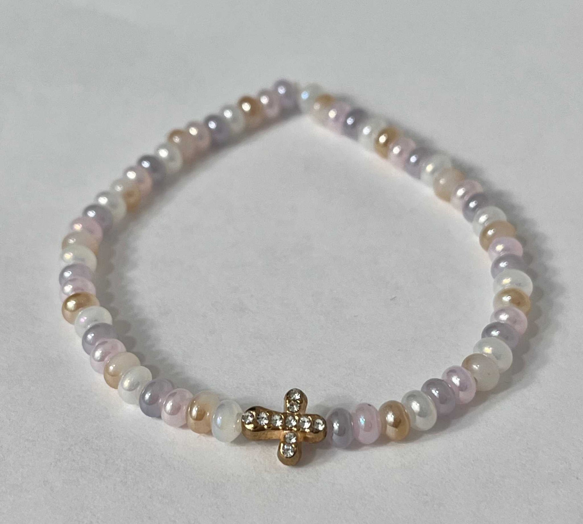 Bead bracelet with freshwater shell and pearl beads in multiple colors