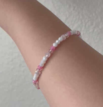 Delicada pulsera de cristal con joyas blancas y rosas