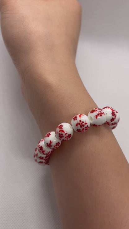 Pulsera de cuentas de cerámica con motivos florales de color rojo, verde o morado