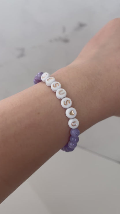 Pulsera de mármol transparente/morado Jesús te ama en varios colores